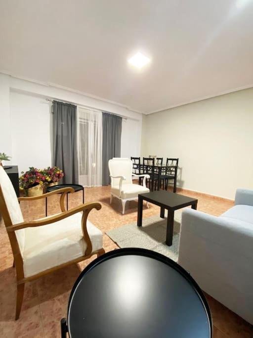 Rooms In Spacious Beach Flat In Valencia Bagian luar foto