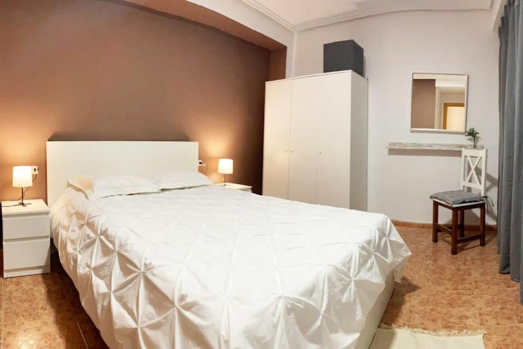 Rooms In Spacious Beach Flat In Valencia Bagian luar foto
