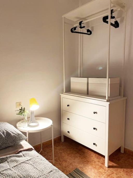 Rooms In Spacious Beach Flat In Valencia Bagian luar foto