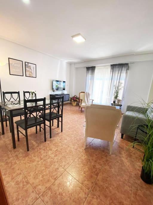 Rooms In Spacious Beach Flat In Valencia Bagian luar foto